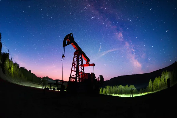 Ukraynalı Arazinizi Karpatlar içinde petrol pompaları — Stok fotoğraf