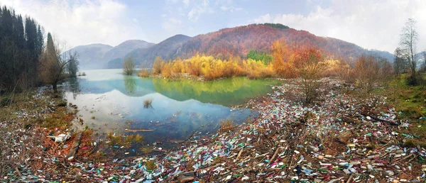 Bouteilles dans la montagne du réservoir — Photo