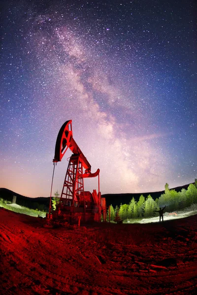 Ukraynalı Arazinizi Karpatlar içinde petrol pompaları — Stok fotoğraf