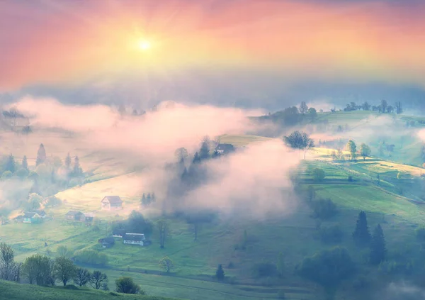 Lazeshchyna Dorf im Nebel — Stockfoto