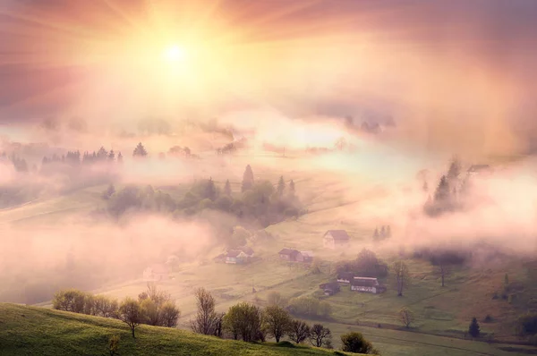 Lazeshchyna Dorf im Nebel — Stockfoto