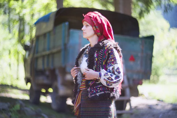 Украинка в аутентичном национальном костюме — стоковое фото