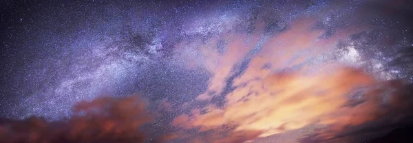 Звёздное небо над землей — стоковое фото