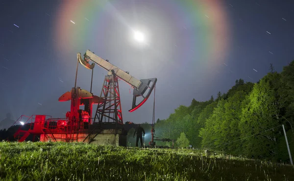 Ukraynalı Arazinizi Karpatlar içinde petrol pompaları — Stok fotoğraf