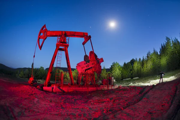 在喀尔巴阡乌克兰石油的机油泵 — 图库照片
