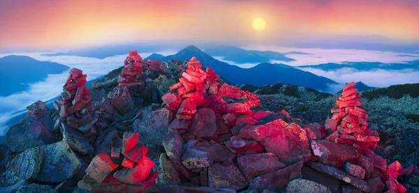 Gunung berkabut malam — Stok Foto