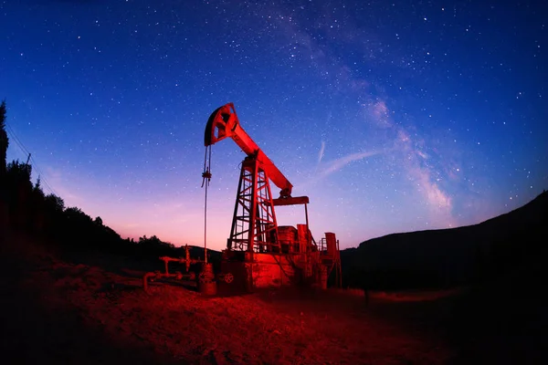 Olejová čerpadla ukrajinských naftařů v Karpatech — Stock fotografie
