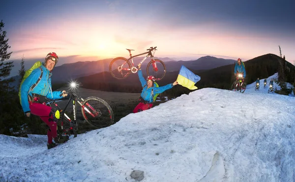 夜登山の自転車レーサー — ストック写真