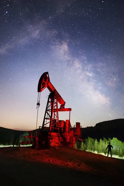 カルパチア山脈におけるウクライナ ヴンタウの油ポンプ — ストック写真