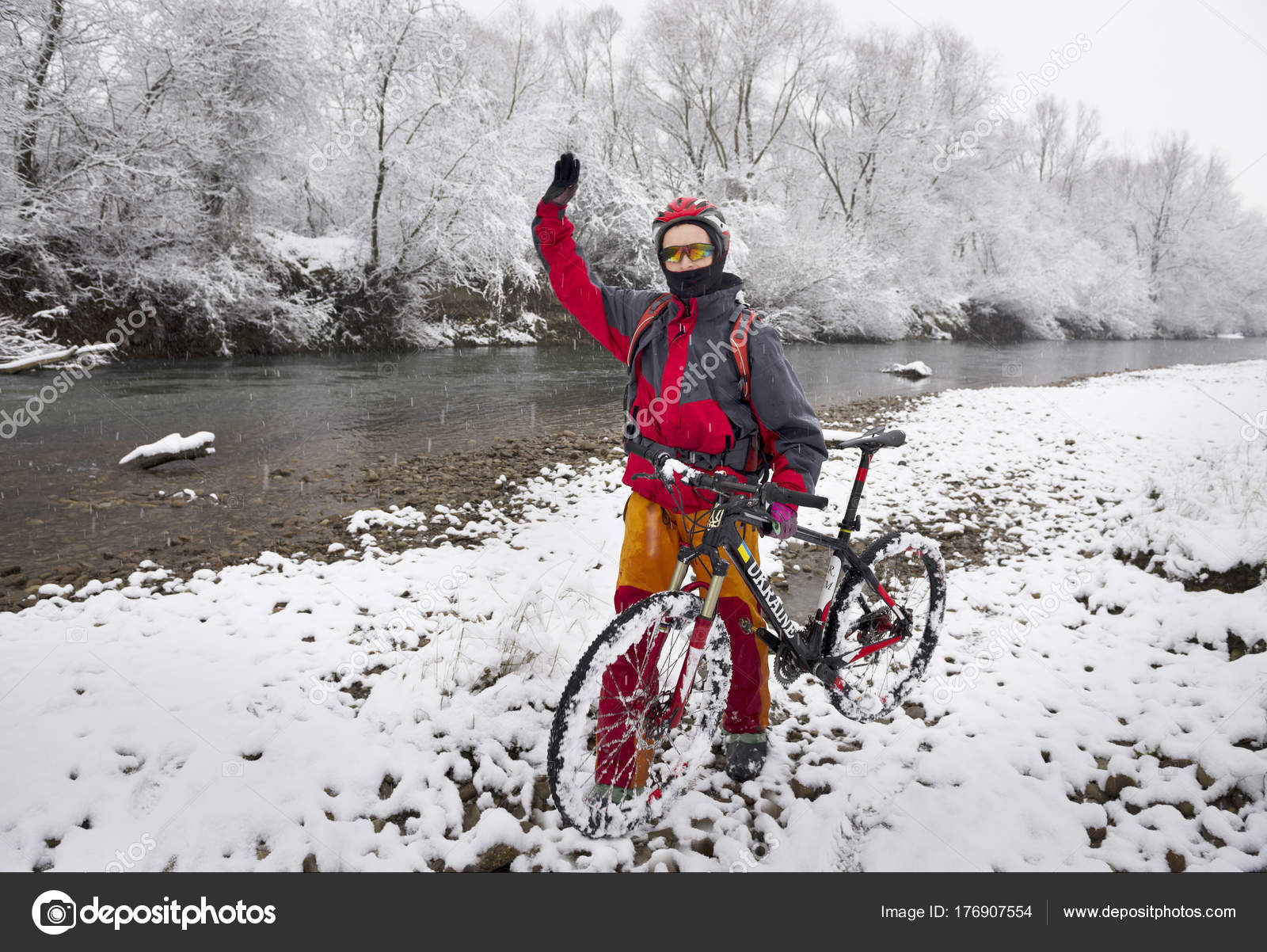 Race by mountain bike on icy water — Stock Photo ©