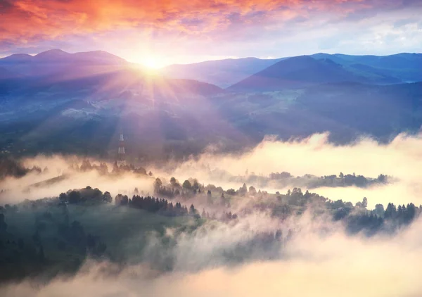 Dawn over the village of Verkhovyna — Stock Photo, Image