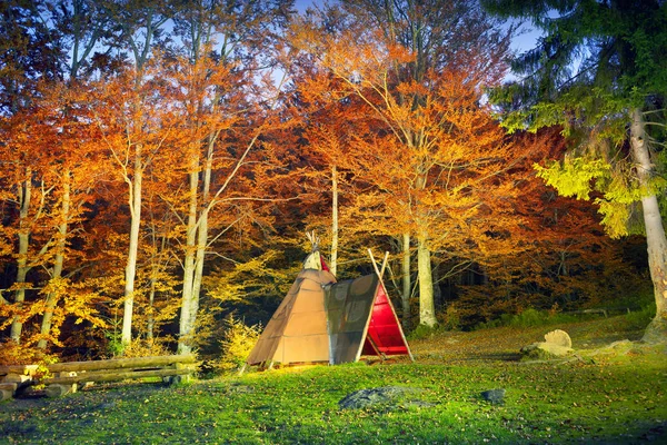 Tipi wigwam y hoguera — Foto de Stock