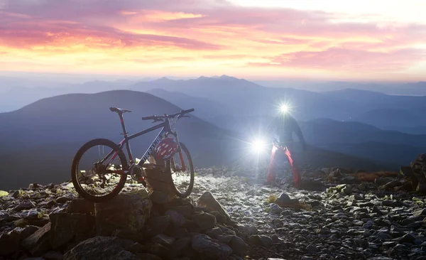 Alpine landschap met een fietser — Stockfoto