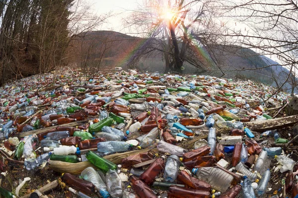 Láhve v horské nádrže — Stock fotografie
