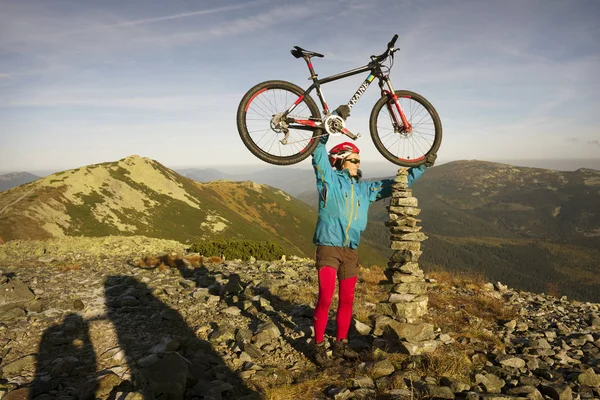 Dessus et un tas de pierres avec un coureur — Photo