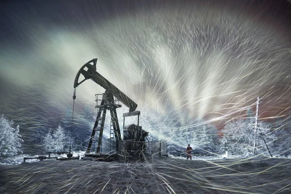 Mount Synechka üzerinde kış petrol üretimi — Stok fotoğraf