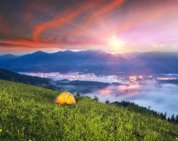 Tenda sobre a aldeia de Verkhovyna — Fotografia de Stock