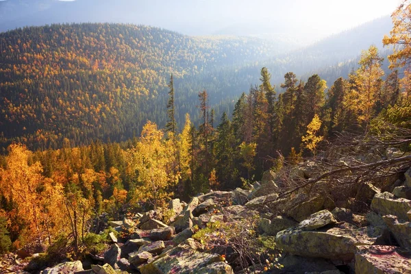 Herbst auf den felsigen Bergen — Stockfoto