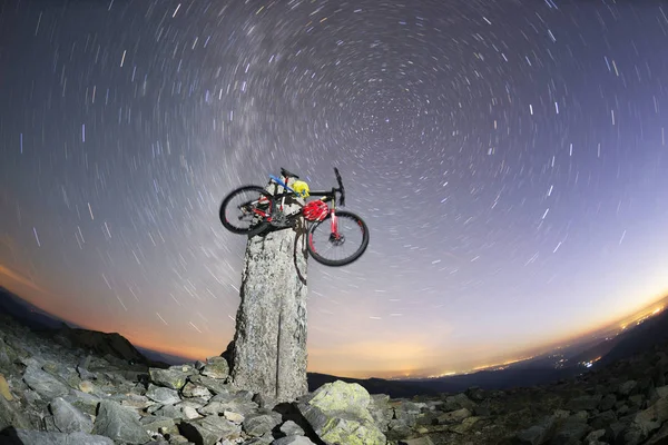Велосипед на кам'яних стійках вночі — стокове фото