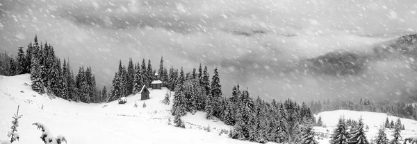 Monastère sur une montagne enneigée — Photo