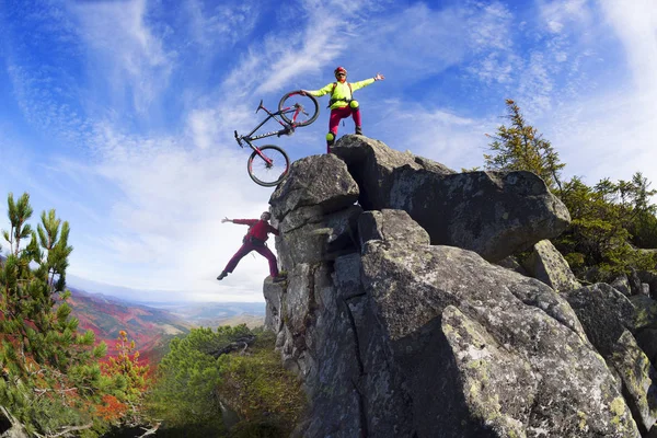 Racer and MTB on the rocks — Stock Photo, Image