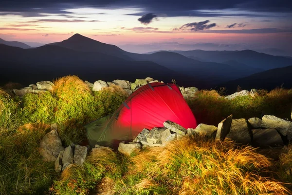 Tenda durante a noite sob Hoverla — Fotografia de Stock