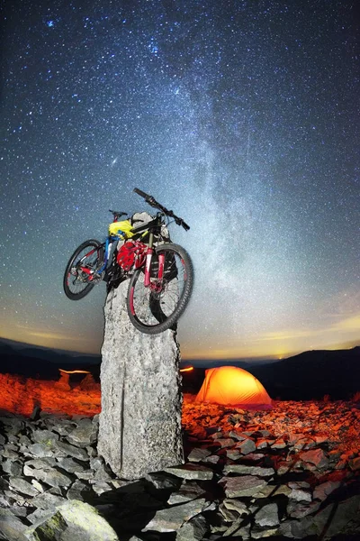 Fiets op de toppen van een stenen pijler bij nacht — Stockfoto