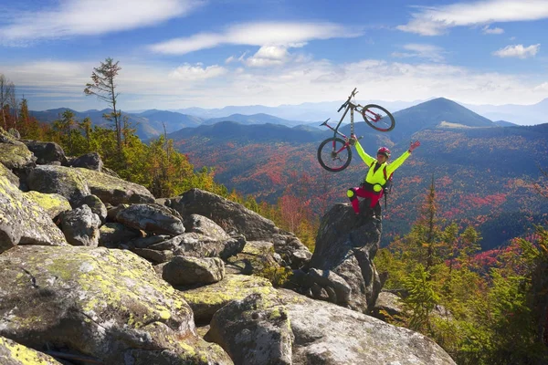 Racer et VTT sur les rochers — Photo