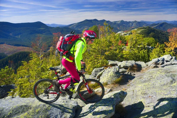 Corredor y MTB en las rocas — Foto de Stock