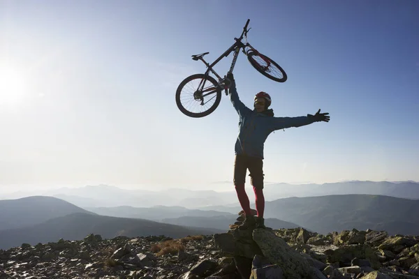 Paysage alpin avec un motard — Photo