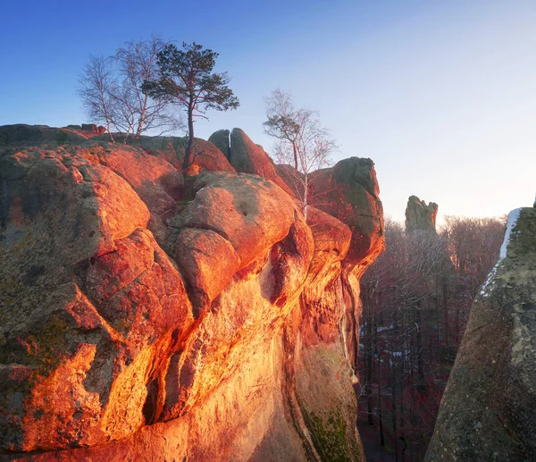 Hajnalban Bubnyshche sziklák — Stock Fotó