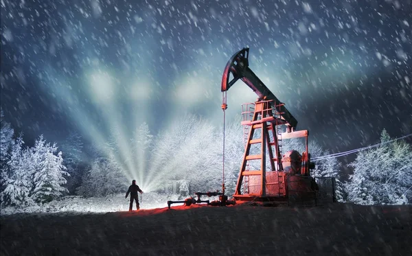 Mount Synechka üzerinde kış petrol üretimi — Stok fotoğraf