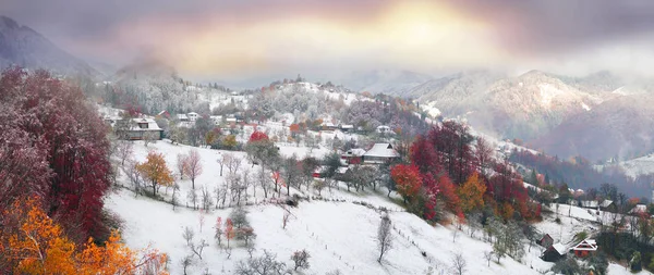 Première chute de neige dans le village des Carpates — Photo