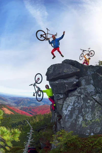 Гонщик и MTB на скалах — стоковое фото