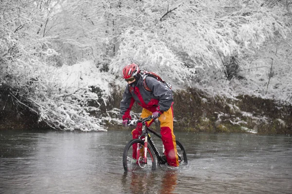 Κούρσα με mountain bike στο παγωμένο νερό — Φωτογραφία Αρχείου