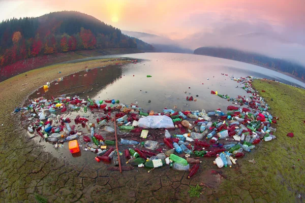 Пластикові сміття - низька культура людей — стокове фото