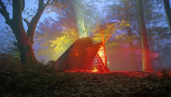 Wigwam tipi и костер — стоковое фото