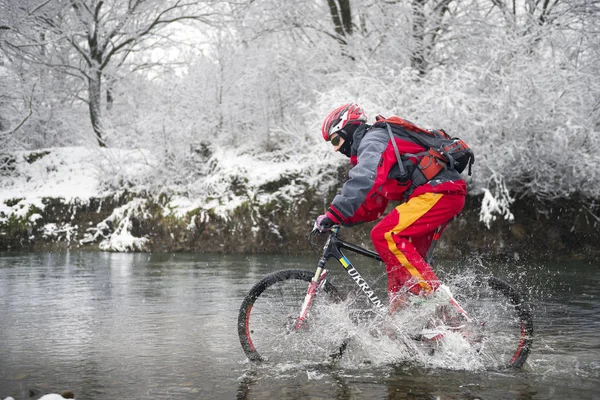 Κούρσα με mountain bike στο παγωμένο νερό — Φωτογραφία Αρχείου