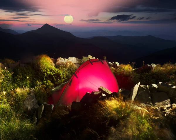 Tenda durante a noite sob Hoverla — Fotografia de Stock