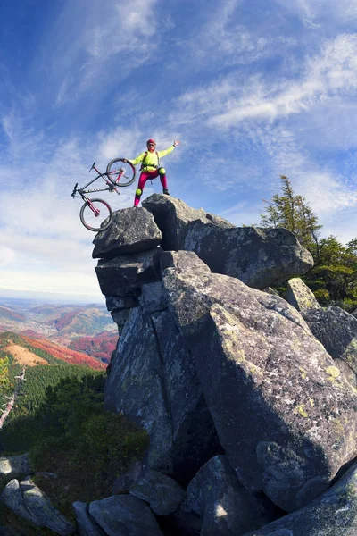 Δρομέας και Mtb στα βράχια — Φωτογραφία Αρχείου