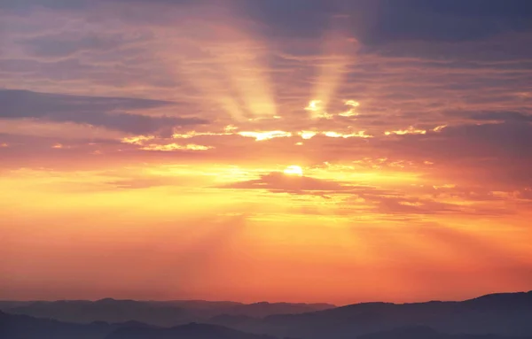Gryningen strålar av soluppgång — Stockfoto