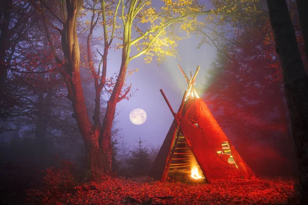 Kızılderili çadırı tipi ve şenlik ateşi — Stok fotoğraf