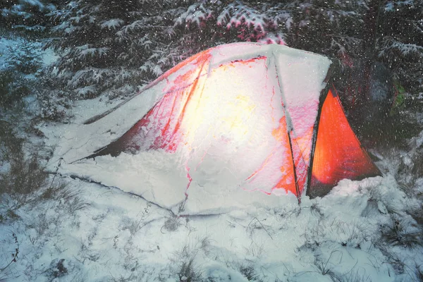 Mit Schnee bedecktes Zelt — Stockfoto