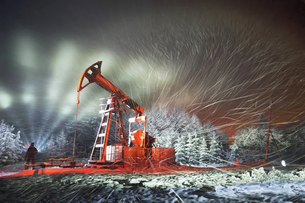 Ölförderung im Winter auf dem Berg Synetschka — Stockfoto