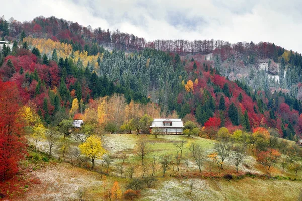 Primera nevada en el pueblo de los Cárpatos —  Fotos de Stock