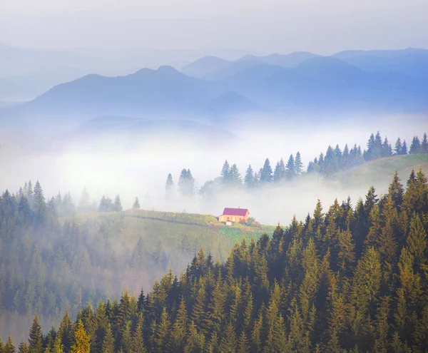 Malowniczy dom we mgle — Zdjęcie stockowe