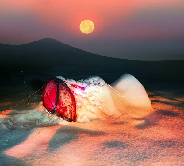 Karla kaplı çadır turist dağcı — Stok fotoğraf