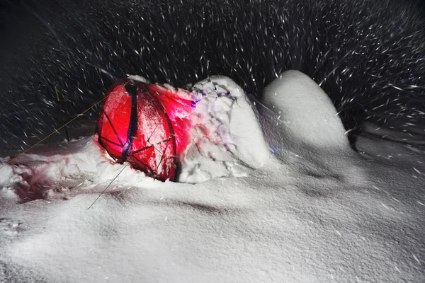 Сніговий намет туристів альпіністів — стокове фото