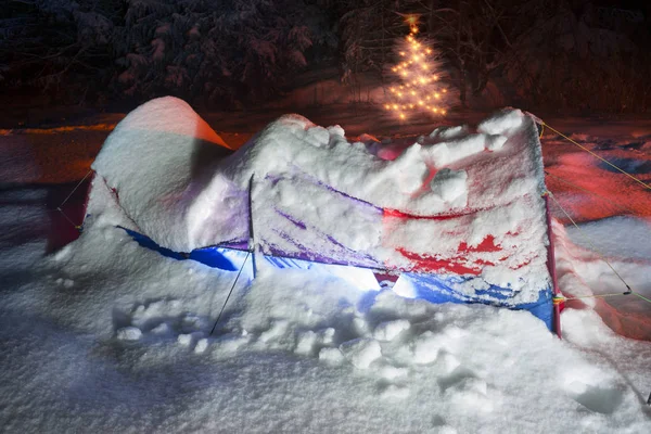 Pokryte śniegiem namiot wspinaczy turystów — Zdjęcie stockowe