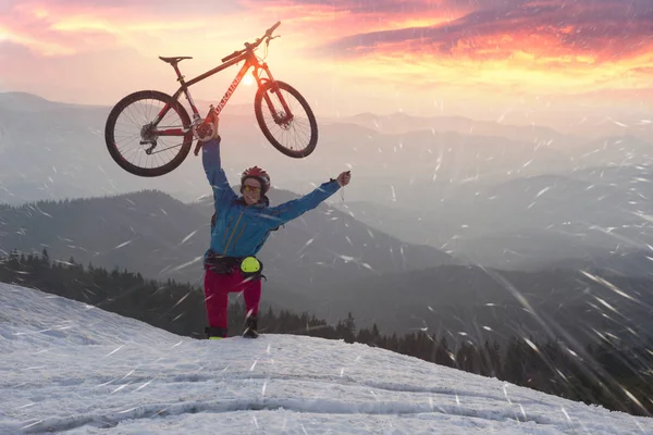 Chute de neige dans le vélo près de Goverla — Photo